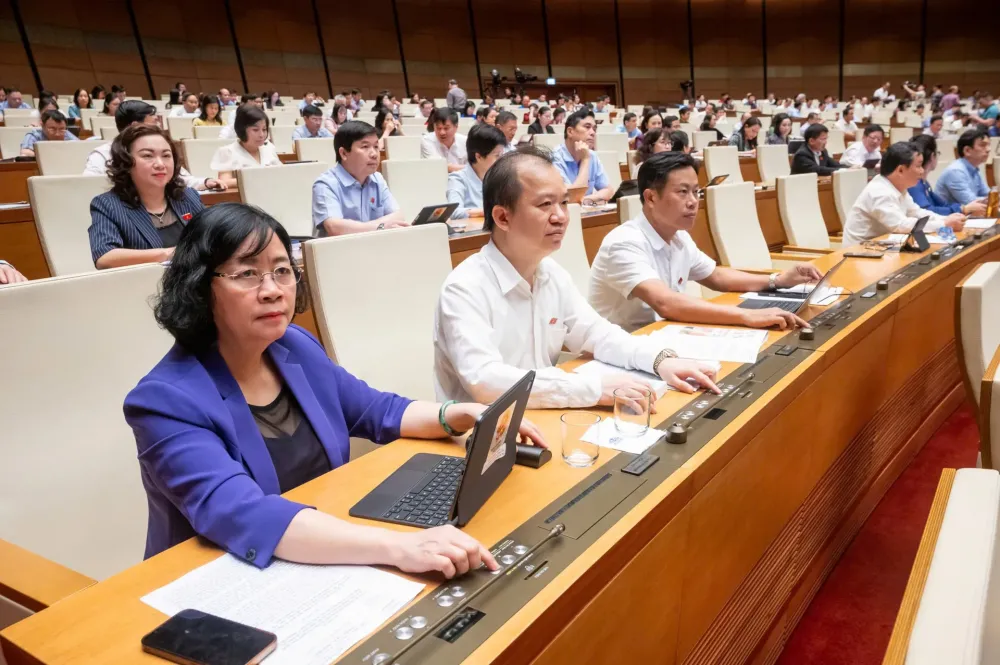 Thông qua Luật Cán bộ, công chức (sửa đổi)