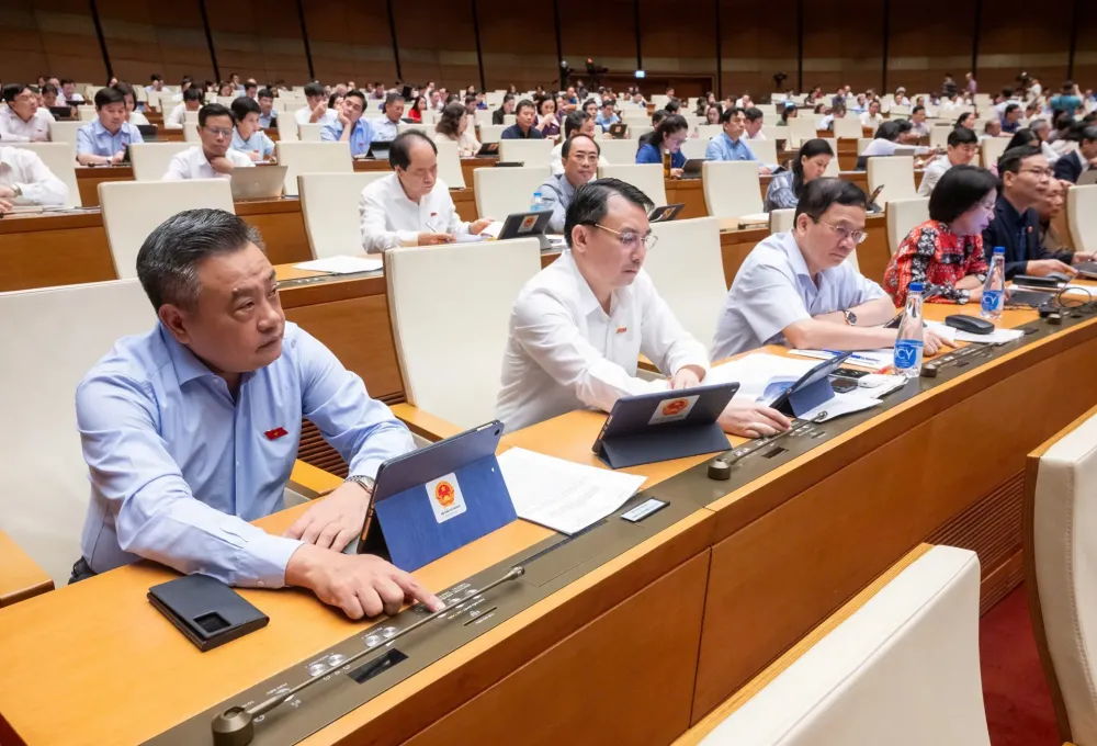 Thông qua Luật Cán bộ, công chức (sửa đổi)