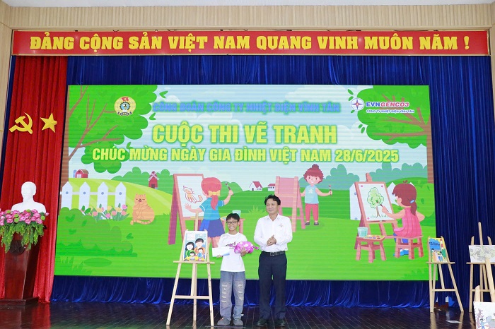 Ông Thiên Thanh Sơn - Giám đốc Công ty Nhiệt điện Vĩnh Tân trao giải cho em Trần Tuấn Kiệt - Con CBCNV trong Công ty, đạt Giải nhất cuộc thi vẽ tranh.