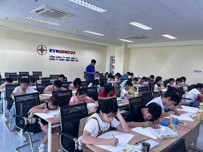 Các em thiếu nhi tham gia phần thi vẽ chủ đề Gia đình