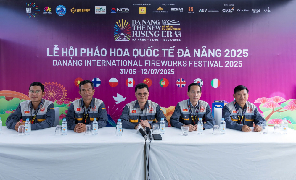 Các thành viên đội thi pháo hoa Z121 Vina Pyrotech - Bộ Quốc phòng Việt Nam