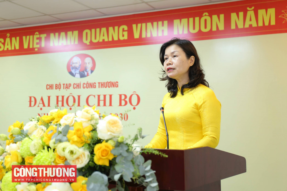 Đồng chí Vũ Văn Thắng - Phó Bí thư Chi bộ, Phó Tổng biên tập lên trình bày Báo cáo tổng kết thực hiện M.Cwin6622.com tỷ lệ kèo World Cup 2026 đại hội chi bộ nhiệm kỳ 2020-2025; phương hướng, mục tiêu, nhiệm vụ và giải pháp nhiệm kỳ 2025-2030