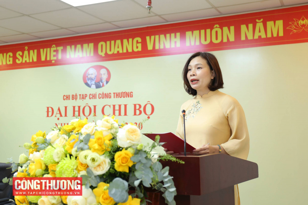 Đồng chí Đặng Khánh Linh - Chi ủy viên, Phó TBT lên Báo cáo Kiểm điểm của BCH nhiệm kỳ 2020-2025