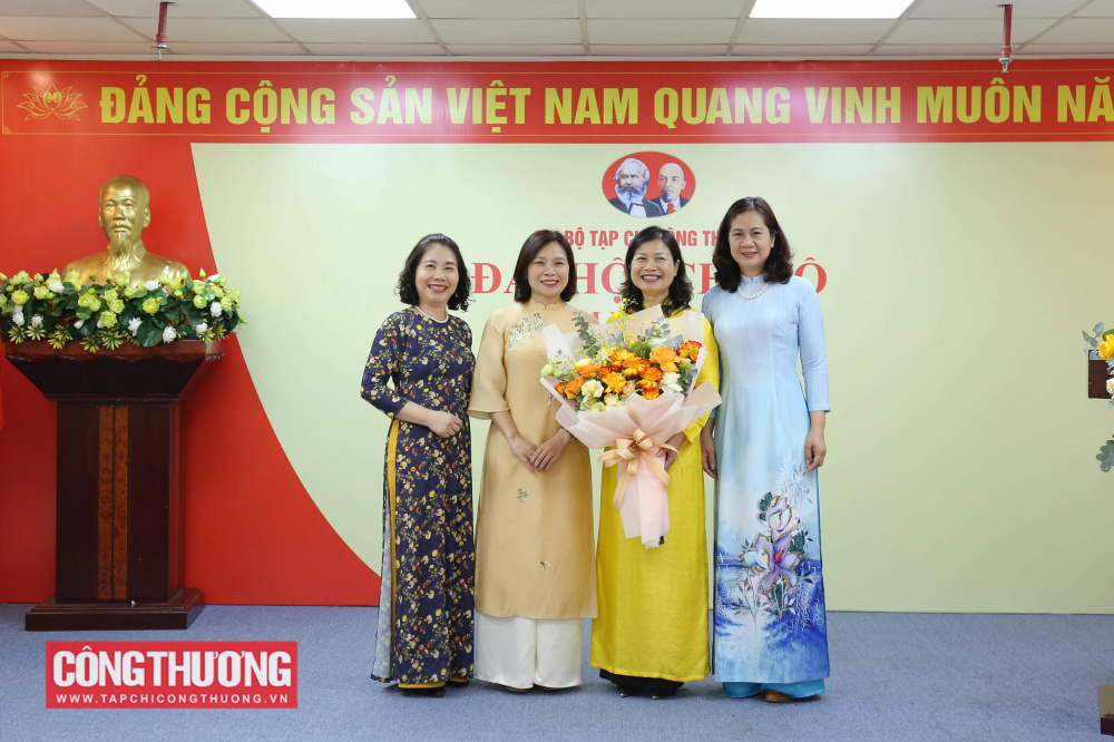 Chi ủy khóa mới ra mắt và nhận nhiệm vụ trước Đại hội.