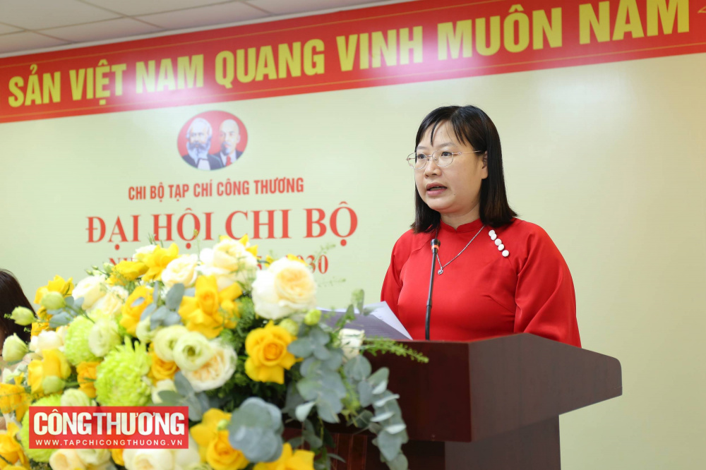 Đồng chí Lê Thị Việt Hằng - Phó trưởng ban Phóng viên tham luận về Ứng dụng KHCN để nâng cao chất lượng ấn phẩm NCKH và các hoạt động truyền thông chính sách