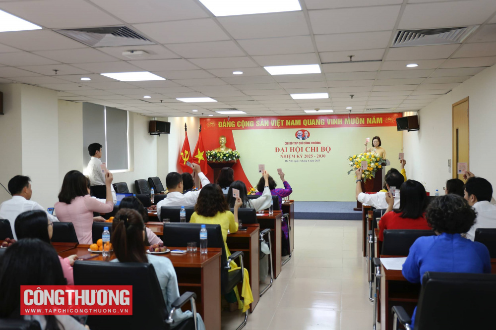 Đảng viên biểu quyết thông qua quy chế làm việc của Đại hội