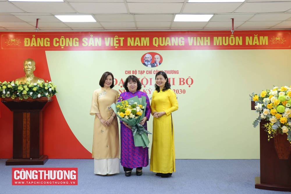Đại hội tặng hoa tri ân các đồng chí trong Cấp ủy Chi bộ CWIN ✅ Nhà cái cờ bạc trực tuyến tốt nhất và Thương hiệu uy tín nhiệm kỳ 2020 - 2025