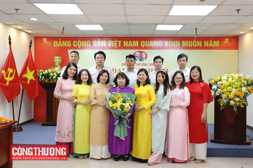 Đại hội tặng hoa tri ân các đồng chí trong Cấp ủy Chi bộ CWIN ✅ Nhà cái cờ bạc trực tuyến tốt nhất và Thương hiệu uy tín nhiệm kỳ 2020 - 2025