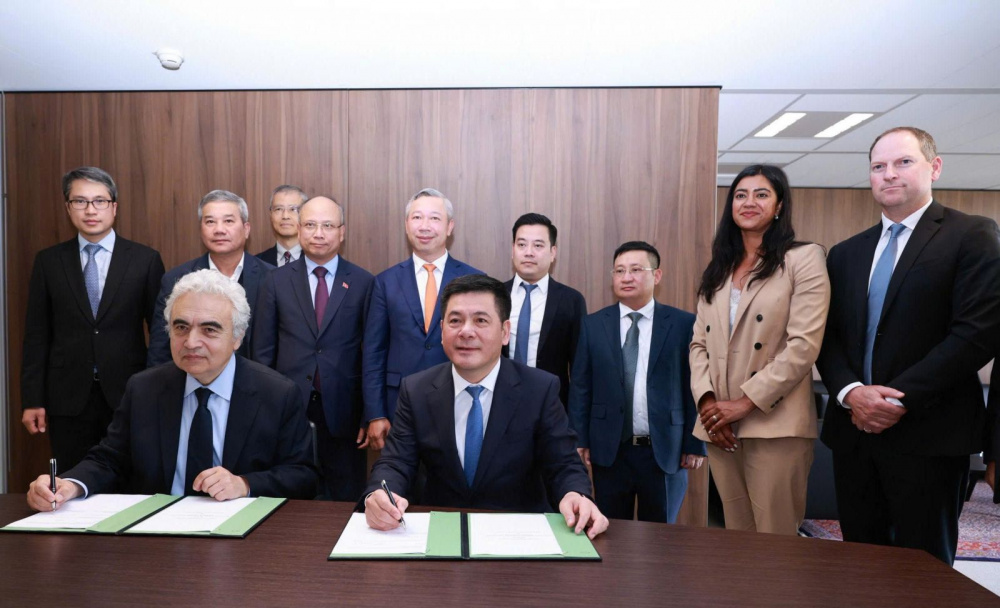 Ngay sau buổi làm việc, Bộ trưởng Nguyễn Hồng Diên và Ngài Fatih Birol - Giám đốc điều hành Cơ quan Năng lượng quốc tế (IEA) đã ký kết biên bản hợp tác toàn diện và bao trùm trong lĩnh vực năng lượng với 7 nội dung hợp tác