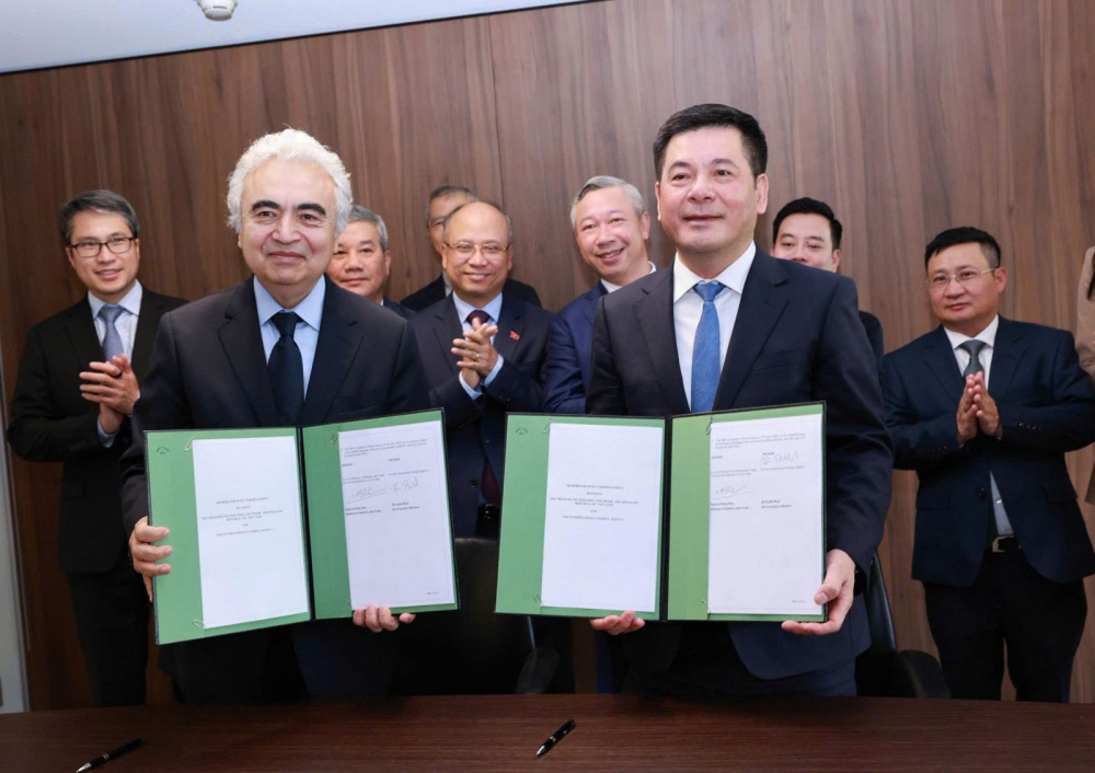 Ngay sau buổi làm việc, Bộ trưởng Nguyễn Hồng Diên và Ngài Fatih Birol - Giám đốc điều hành Cơ quan Năng lượng quốc tế (IEA) đã ký kết biên bản hợp tác toàn diện và bao trùm trong lĩnh vực năng lượng với 7 nội dung hợp tác