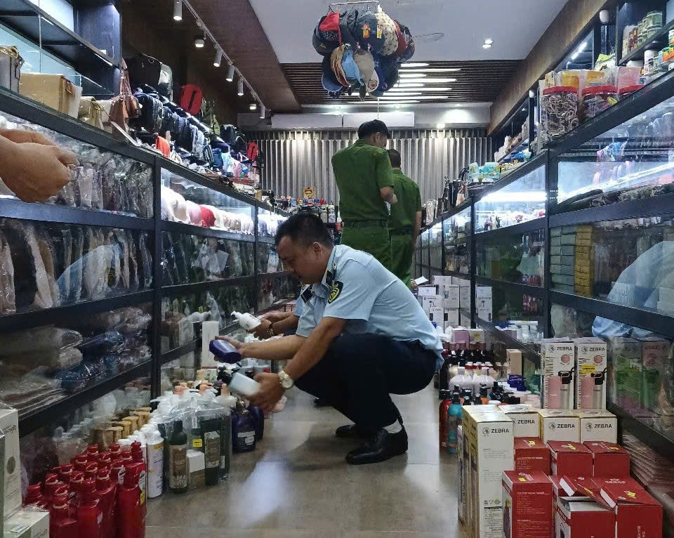 mỹ phẩm, túi xách