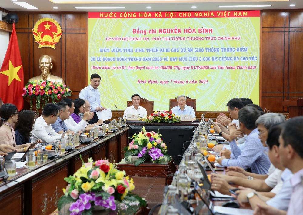 Đại diện các bộ, ngành báo cáo tại buổi làm việc - Ảnh: VGP