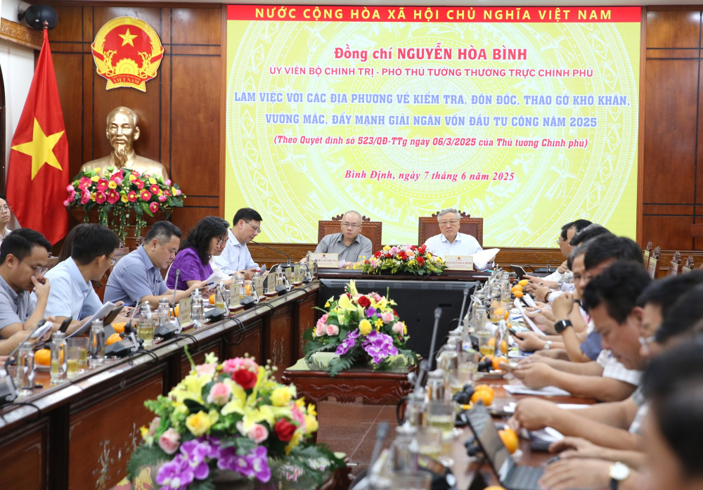 Phó Thủ tướng Thường trực Cwin com đăng nhập Nguyễn Hòa Bình đề nghị địa phương nào chưa phân bổ hết vốn Cwin800 hàng ngàn khuyến mãi công thì phải tính toán, gấp rút phân bổ nốt phần chưa được phân bổ theo kế hoạch - Ảnh: VGP