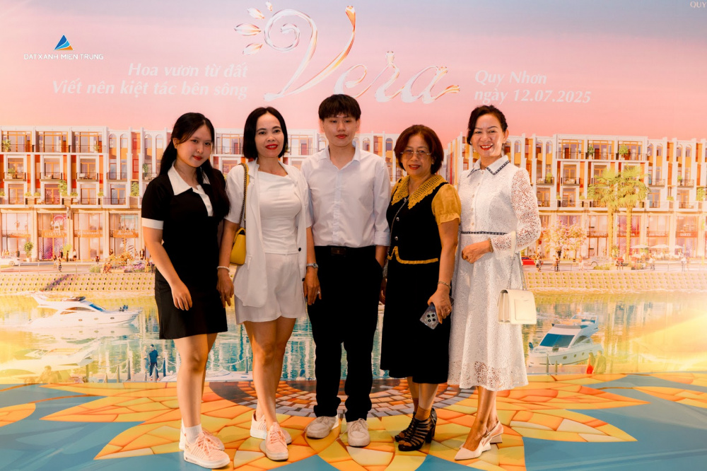 Lấy cảm hứng từ hoa hướng dương, sự kiện mở bán mang tên gọi “Flovana Vera - Hoa vươn từ đất, viết nên kiệt tác bên sông" kể về hành trình kiến tạo một không gian sống hạng sang, góp phần đánh thức tiềm năng của phố biển 