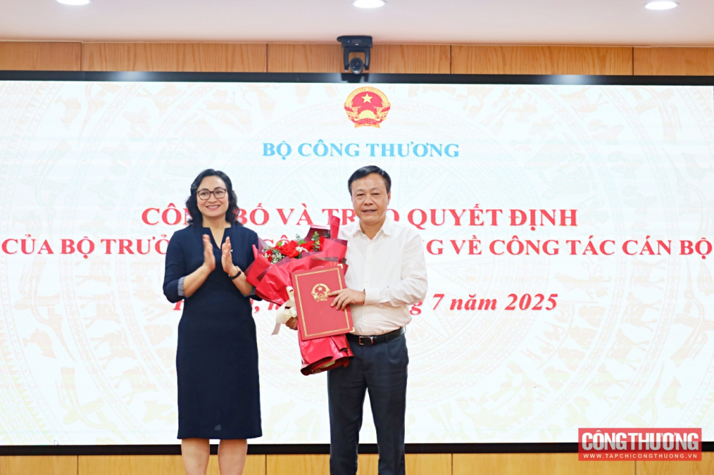 Trao quyết định bổ nhiệm Phó Chánh Văn phòng bộ