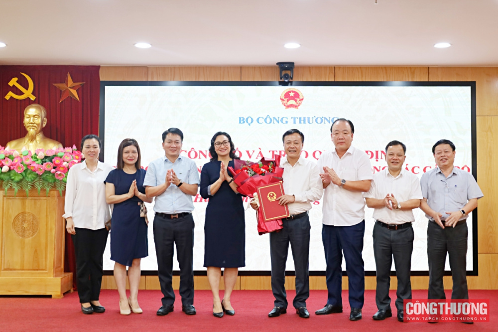 Trao quyết định bổ nhiệm Phó Chánh Văn phòng bộ
