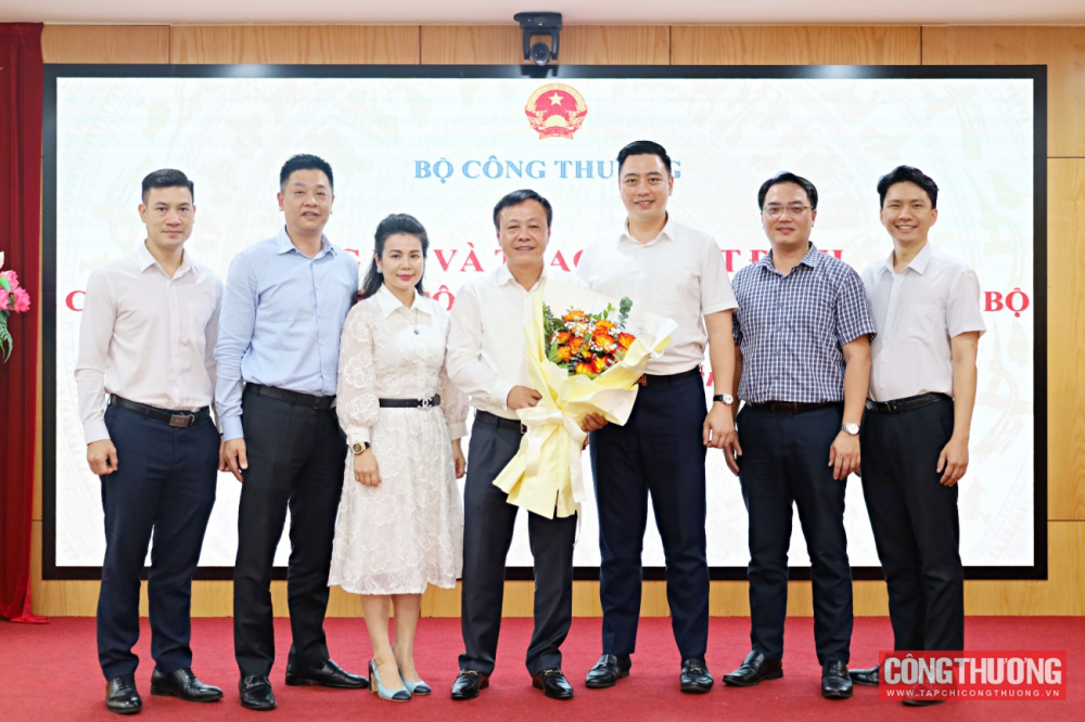 Trao quyết định bổ nhiệm Phó Chánh Văn phòng bộ