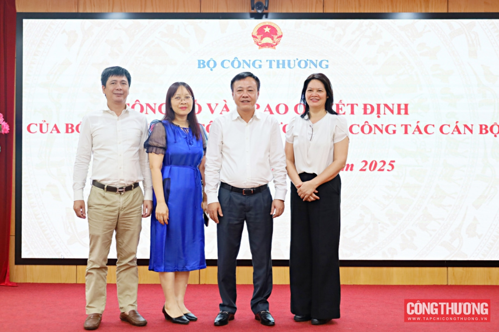 Trao quyết định bổ nhiệm Phó Chánh Văn phòng bộ