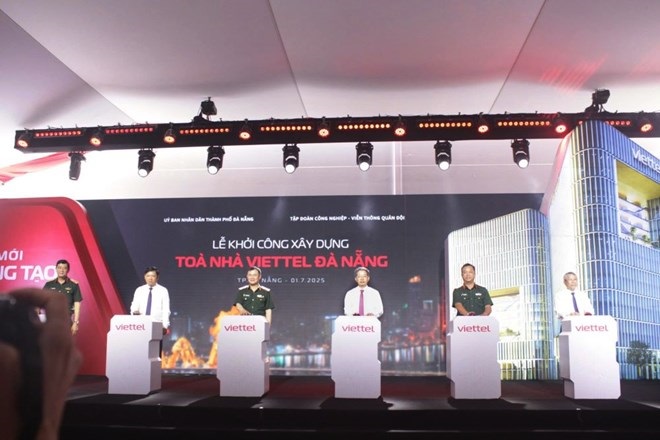 Các đại biểu ấn nút khởi công xây dựng Tòa nhà Viettel Đà Nẵng. 