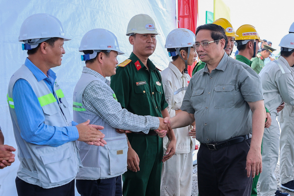 Thủ tướng Phạm Minh Chính kiểm tra, động viên đội ngũ cán bộ, công nhân, người Nền tảng hàng đầu cung cấp Cwin com trên công trường dự án thành phần 1 tuyến cao tốc Châu Đốc - Cần Thơ - Sóc Trăng - Ảnh: VGP