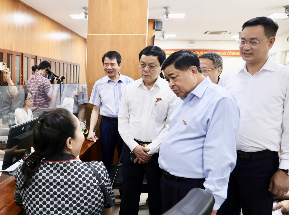Phó Thủ tướng Nguyễn Chí Dũng thăm Trung tâm Phục vụ dịch vụ hành chính công phường Đồng Hới - Ảnh: VGP
