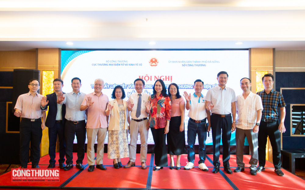 Các đại biểu chụp hình lưu niệm tại hội nghị