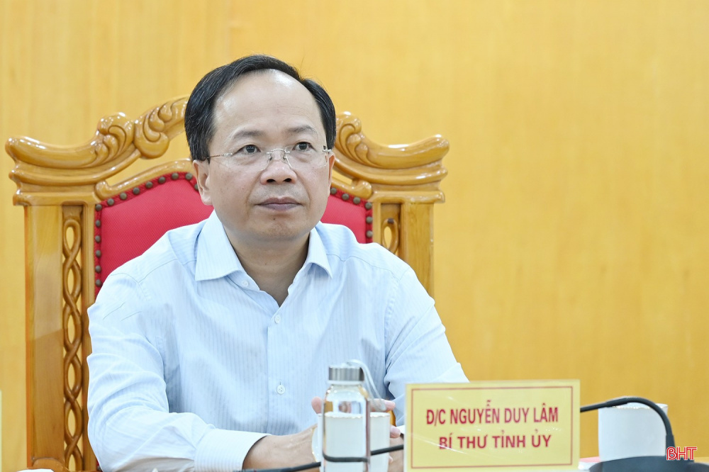 Chủ trì cuộc họp ở điểm cầu Hà Tĩnh có Bí thư Tỉnh ủy Nguyễn Duy Lâm, Phó Chủ tịch Thường trực UBND tỉnh Nguyễn Hồng Lĩnh
