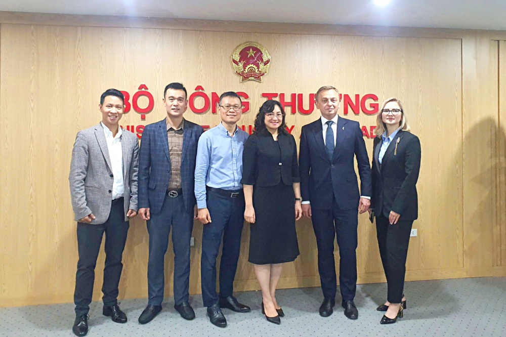 Thứ trưởng Phan Thị Thắng làm việc với Đại sứ Ukraine tại Việt Nam