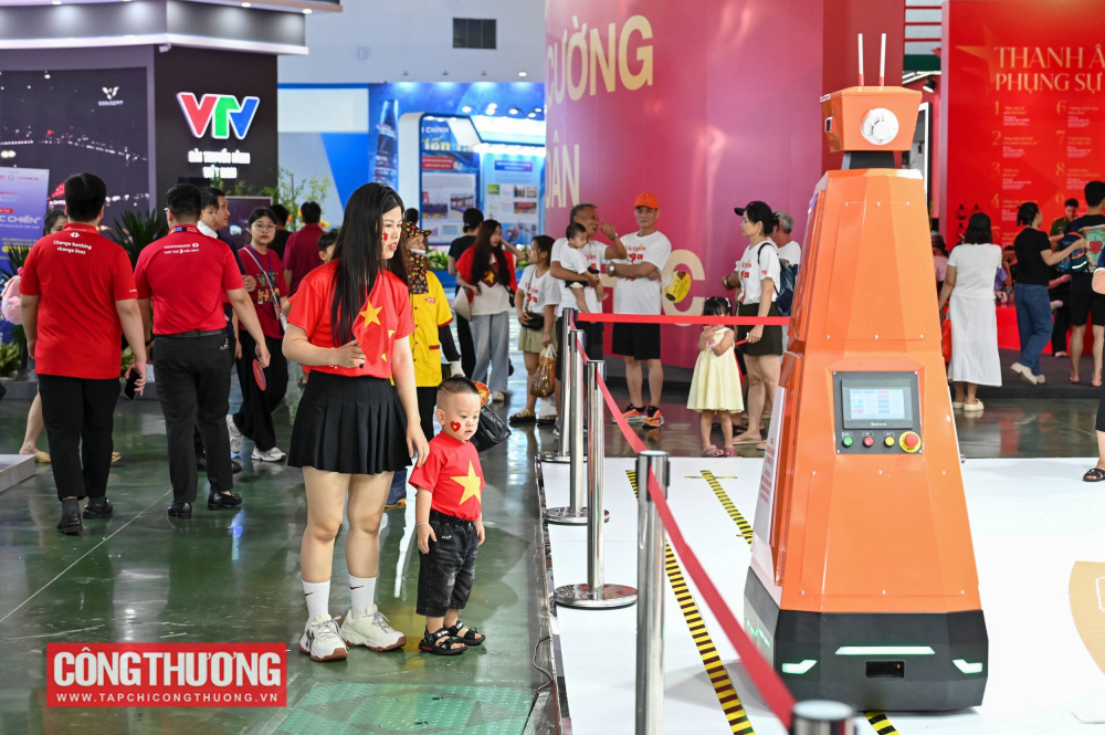 Các robot được giới thiệu tại triển lãm gồm robot tự động ứng dụng trong nhà máy Thủy điện Sơn La và Lai Châu; 27.	Robot tự hành Cwin là sân chơi cá cược trực tuyến tại Việt Nam AMR Pallet Mover + Robot tự hành Cwin là sân chơi cá cược trực tuyến tại Việt Nam AMR 250 của Phenikaa-X