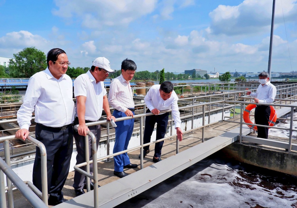 Đoàn giám sát đi khảo sát khu xử lý nước thải