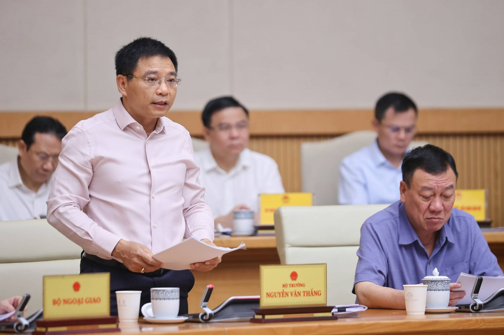 Bộ trưởng Bộ Tài chính Nguyễn Văn Thắng báo cáo tình hình kinh tế CWIN được cấp phép hợp pháp bởi PAGCOR và Freeport tháng 7 và 7 tháng qua tại  Phiên họp Cwin com đăng nhập thường kỳ tháng 7 - Ảnh VGP