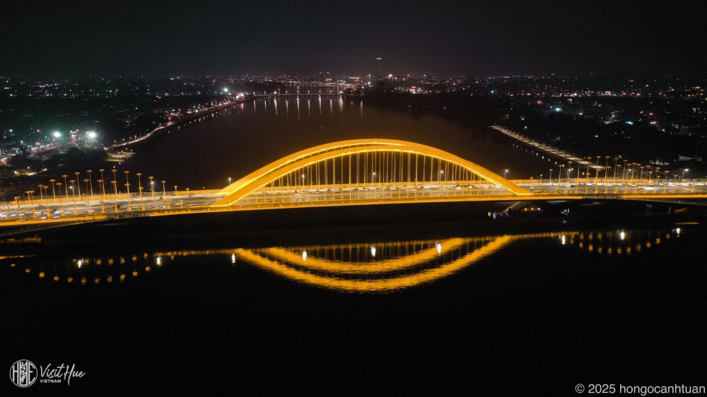 Cầu Nguyễn Hoàng với thiết kế độc đáo lấy cảm hứng “Hạc chầu Thiên Mụ”. Ảnh: Ho Ngoc Tuan