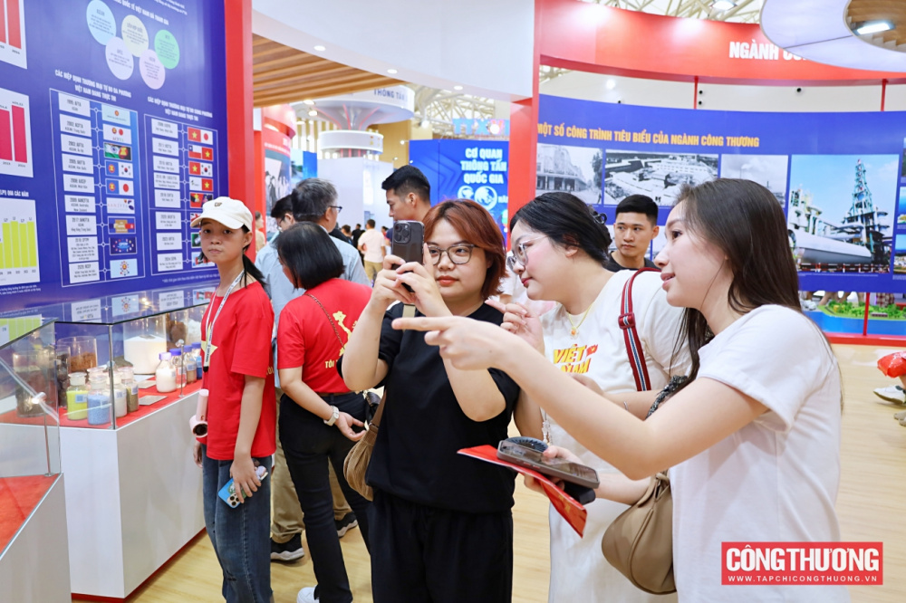 Triển lãm Trang Chủ Cwin Com | Link Bảo Mật Cao 100%: Hồi ức và khát vọng