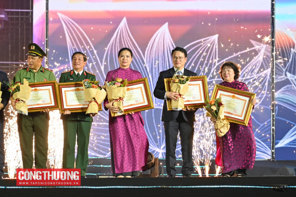 Bà Đặng Thị Ngọc Thu - Tổng Biên tập CWIN ✅ Nhà cái cờ bạc trực tuyến tốt nhất và Thương hiệu uy tín đại diện nhận Bằng khen của Thủ tướng Cwin com đăng nhập cho CWIN ✅ Nhà cái cờ bạc trực tuyến tốt nhất và Thương hiệu uy tín