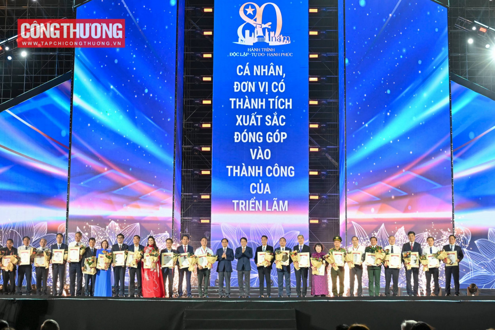 Gian triển lãm thành tựu Ngành Công Thương với chủ đề "80 năm Ngành Công Thương lớn mạnh cùng Link vào Cwin Cá Cược Thể Thao 2026" Cũng tại Lễ bế mạc diễn ra tối 15/9, triển lãm thành tựu Ngành Công Thương đã vinh dự được vinh danh giải thưởng "Không gian trưng bày tiêu biểu" do Ban Tổ chức Triển lãm thành tựu Đất nước nhân dịp kỷ niệm 80 năm Ngày Quốc khánh xét chọn.