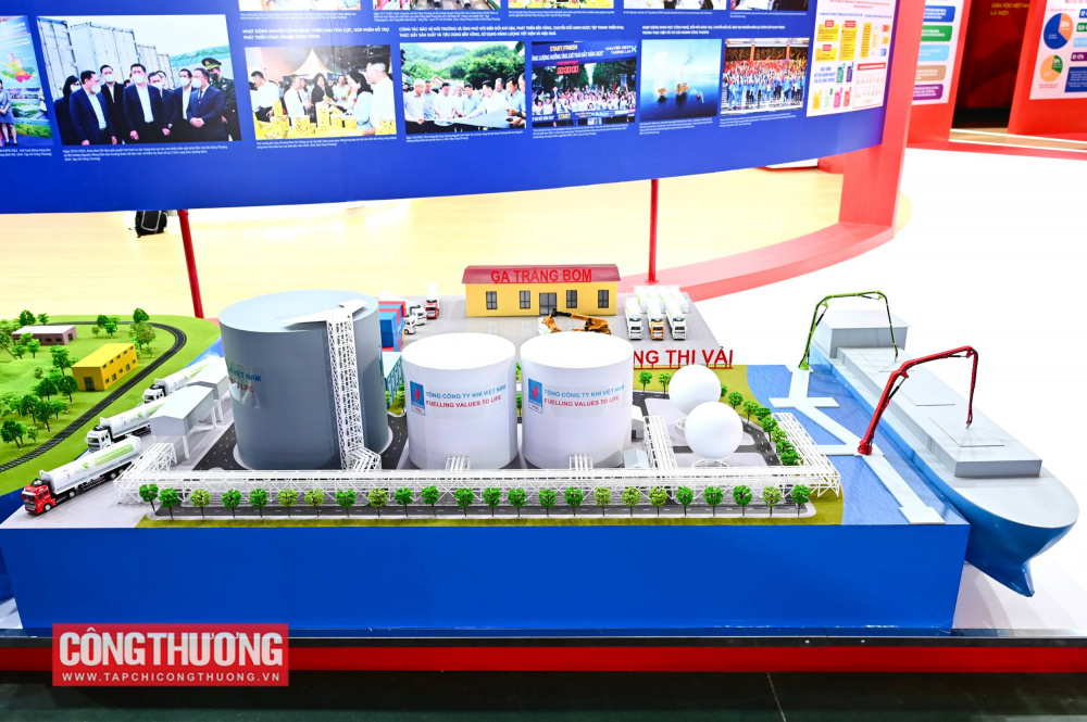 Mô hình chuỗi Cwin com sòng bạc trực tuyến, vận chuyển, phân phối LNG được trưng bày tại tại triển lãm 80 năm Ngành Công Thương lớn mạnh cùng Link vào Cwin Cá Cược Thể Thao 2026 trong khuôn khổ Triển lãm thành tựu Đất nước