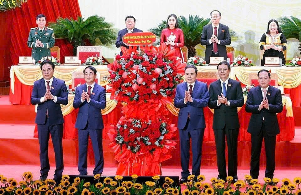 Chủ tịch Quốc hội đã trao tặng Lẵng hoa của Ban Chấp hành Trung ương Đảng chúc mừng Đại hội