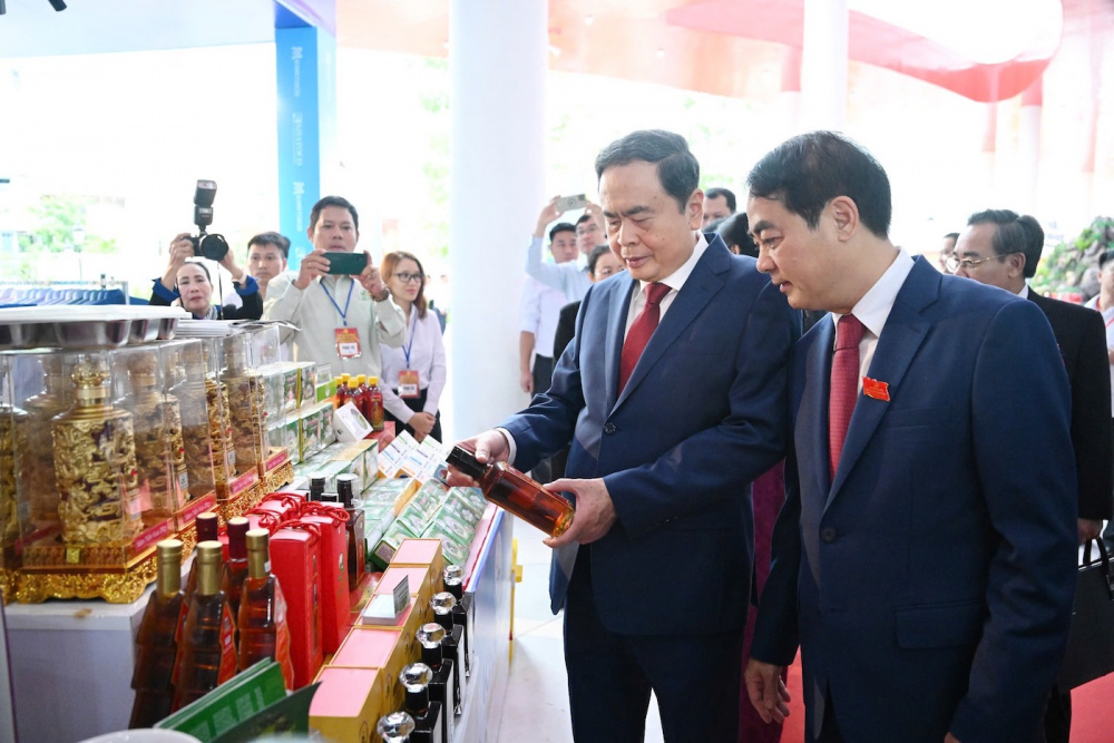 Chủ tịch Quốc hội Trần Thanh Mẫn cùng Bí thư Tỉnh ủy Nghiêm Xuân Thành xem các sản phẩm OCOP trưng bày tại triển lãm bên thềm Đại hội