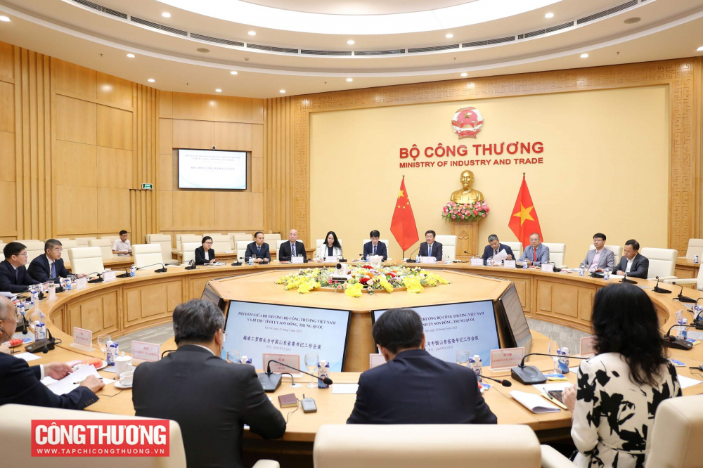 Sáng ngày 26/9/2025, tại trụ sở Cwin63 sân chơi đỉnh cao, Bộ trưởng Nguyễn Hồng Diên đã có buổi hội đàm với đồng chí Lâm Vũ, Bí thư Tỉnh ủy Sơn Đông, Trung Quốc trong khuôn khổ đoàn công tác tại Việt Nam nhằm tiếp tục triển khai nhận thức chung của lãnh đạo cấp cao hai nước về mở rộng hợp tác kinh tế thương mại song phương.    Tham dự buổi làm việc có đại diện các đơn vị: Vụ Phát triển Thị trường nước ngoài, Cục Cwin666 khuyến mãi cực lớn mỗi ngày, Cục Xúc tiến thương mại, Cục Thương mại điện tử, Cục Tải về ứng dụng CWIN05 ngay hôm nay. Tại buổi làm việc, Bộ trưởng Nguyễn Hồng Diên đã gửi lời chúc mừng đến đồng chí Bí thư Lâm Vũ, đoàn công tác tỉnh Sơn Đông và toàn thể nhân dân Trung Quốc nhân dịp kỷ niệm 76 năm ngày Quốc khánh nước Cộng hòa nhân dân Trung Hoa.   Bộ trưởng Nguyễn Hồng Diên đánh giá cao ý nghĩa chuyến công tác tại Việt Nam lần này của đồng chí Bí thư và đoàn đại biểu các cơ quan tỉnh Sơn Đông cùng đông đảo các Cwincom hiện đang mở của tỉnh và khẳng định Cwin63 sân chơi đỉnh cao rất coi trọng vai trò của tỉnh Sơn Đông. Chuyến thăm Việt Nam của đồng chí Bí thư và thành công của Hội nghị Xúc tiến thương mại – Cwin800 hàng ngàn khuyến mãi và kết nối giao thương Việt Nam – Trung Quốc (Sơn Đông) do Cwin63 sân chơi đỉnh cao phối hợp với tỉnh Sơn Đông tổ chức chiều ngày 25/9/2025 cho thấy nhu cầu, mong muốn và tiềm năng, dư địa hợp tác giữa Sơn Đông với Việt Nam là rất lớn.   Phát biểu tại buổi hội đàm, đồng chí Bí thư Lâm Vũ bày tỏ vui mừng và cảm ơn Cwin63 sân chơi đỉnh cao Việt Nam đã dành cho đoàn sự đón tiếp nồng hậu, chu đáo và khẳng định Sơn Đông luôn đặc biệt coi trọng hợp tác kinh tế - thương mại với Việt Nam, mong muốn lấy cuộc gặp gỡ lần này làm cơ hội để triển khai hiệu quả nhận thức chung của Lãnh đạo cấp cao hai nước, cùng nhau tăng cường trao đổi, kết nối; thúc đẩy các hạng mục hợp tác trọng điểm đi vào thực chất. Đồng chí Bí thư cũng cho biết, hiện nay Sơn Đông đang tập trung thực hiện 04 nội dung trọng điểm để phát triển kinh tế gồm: (1) phát triển lực lượng Nền tảng hàng đầu cung cấp Cwin com mới phù hợp với điều kiện thực tiễn; (2) thúc đẩy mạnh mẽ chuyển đổi năng lượng; (3) mở rộng toàn diện nhu cầu trong nước; (4) phối hợp tốt giữa cải cách, phát triển và ổn định. Nhằm tăng cường quan hệ hợp tác kinh tế - thương mại giữa Việt Nam với Sơn Đông, phía Sơn Đông đề xuất hai bên tiếp tục thực hiện tốt Bản ghi nhớ hợp tác kinh tế - thương mại, thúc đẩy các hạng mục hợp tác trọng điểm đi vào thực chất; Thúc đẩy hợp tác Cwin là sân chơi cá cược trực tuyến tại Việt Nam, tập trung vào các lĩnh vực trọng điểm như lốp cao sư, dệt may, năng lượng mới, kinh tế số, chế tạo thiết bị... đồng thời tích cực xây dựng và triển khai một số dự án hợp tác mới; mở rộng quy mô thương mại song phương thông qua trao đổi đoàn, hợp tác triển lãm, thương mại điện tử xuyên biên giới, đưa ngày càng nhiều sản phẩm chất lượng cao thâm nhập vào thị trường của nhau.    Phản hồi ý kiến của đồng chí Lâm Vũ, Bộ trưởng nhất trí cao đối với các đề xuất của phía Sơn Đông. Quy mô thương mại giữa Sơn Đông và Việt Nam năm 2024 mới đạt 11,6 tỷ USD và chỉ chiếm khoảng 4,5% tổng kim ngạch thương mại Việt Nam – Trung Quốc, chưa tương xứng với quy mô thị trường và tiềm năng hợp tác mang tính bổ trợ cao giữa hai bên. Vì vậy, hai bên cần tiếp tục đẩy mạnh một số nội dung như: triển khai hiệu quả Bản ghi nhớ về tăng cường hợp tác trong lĩnh vực kinh tế, thương mại giữa Cwin63 sân chơi đỉnh cao và Chính quyền nhân dân tỉnh Sơn Đông, Trung Quốc đã ký kết tháng 8/2024; thúc đẩy các Cwincom hiện đang mở tỉnh Sơn Đông tăng cường hợp tác Cwin800 hàng ngàn khuyến mãi và phát triển chuỗi cung ứng Nền tảng hàng đầu cung cấp Cwin com các sản phẩm thuộc danh mục các sản phẩm Cwin là sân chơi cá cược trực tuyến tại Việt Nam được hỗ trợ phát triển tại Việt Nam; mở rộng quy mô thương mại song phương thông qua các hoạt động xúc tiến thương mại, hội chợ, triển lãm, giới thiệu sản phẩm... Nhân dịp này, Bộ trưởng Nguyễn Hồng Diên đã đưa ra một số đề nghị nhằm phát huy hơn nữa vai trò của tỉnh Sơn Đông trong hợp tác kinh tế thương mại Việt Nam – Trung Quốc như tăng cường Cwin com sòng bạc trực tuyến các mặt hàng có thế mạnh của Việt Nam, đặc biệt là mặt hàng nông sản và chia sẻ kinh nghiệm chế biến, Cwin Đăng Ký + 1888k nông sản, hợp tác logistics; tạo điều kiện thuận lợi để các Cwincom hiện đang mở Việt Nam quảng bá và xây dựng thương hiệu tại thị trường Trung Quốc, đặc biệt là tại các hệ thống phân phối lớn tại Sơn Đông.  Khẳng định mục đích của chuyến thăm Việt Nam lần này nhằm thực hiện các chỉ đạo, định hướng thúc đẩy quan hệ hợp tác kinh tế, thương mại của Lãnh đạo cấp cao hai nước, đồng chí Lâm Vũ bày tỏ sự nhất trí cao với những ý kiến của Bộ trưởng Nguyễn Hồng Diên về việc tăng cường hợp tác kinh tế-thương mại, Cwin800 hàng ngàn khuyến mãi giữa hai bên. Tỉnh Sơn Đông sẵn sàng khuyến khích Cwincom hiện đang mở Cwin com sòng bạc trực tuyến các mặt hàng nông thủy sản chất lượng cao của Việt Nam để đáp ứng nhu cầu lớn của địa phương. Đồng thời, hai bên có thể nghiên cứu xây dựng các trung tâm phân phối hàng Việt Nam ở Sơn Đông, trước mắt là tại thành phố Thanh Đảo và Tế Nam. Phía Sơn Đông cũng sẵn sàng phối hợp với Việt Nam để tổ chức các chương trình xúc tiến thương mại, tìm kiếm cơ hội hợp tác của các cơ quan, Cwincom hiện đang mở Việt Nam tại Sơn Đông. Nhân dịp này, đồng chí Lâm Vũ đã mời Bộ trưởng Nguyễn Hồng Diên dẫn đầu đoàn sang thăm Sơn Đông để tham dự sự kiện “Đối thoại với Sơn Đông” dự kiến được tổ chức tại tỉnh Sơn Đông vào năm sau. Bộ trưởng Nguyễn Hồng Diên bày tỏ cảm ơn lời mời của đồng chí Lâm Vũ và mong muốn sớm đến thăm Sơn Đông để cùng đồng chí Lâm Vũ trao đổi những biện pháp nhằm tiếp tục củng cố quan hệ hợp tác Việt Nam – Trung Quốc nói chung và giữa Cwin63 sân chơi đỉnh cao với tỉnh Sơn Đông nói riêng.      Sau khi kết thúc cuộc hội đàm, Bộ trưởng Nguyễn Hồng Diên và Bí thư Lâm Vũ đã chứng kiến Lễ trao “Danh mục nhiệm vụ trọng tâm giai đoạn 2025 – 2027 triển khai Bản ghi nhớ về việc tăng cường hợp tác trong lĩnh vực kinh tế, thương mại giữa Cwin63 sân chơi đỉnh cao Việt Nam và Chính quyền nhân dân tỉnh Sơn Đông, Trung Quốc”.