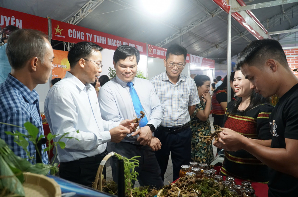 Lãnh đạo tỉnh Quảng Ngãi tham quan gian hàng của xã Ngọc Linh tại Nhà cái cá cược cá độ uy tín Nổ hũ, Bắn Cá và Game Bài Cwin.com Công Thương và OCOP Quảng Ngãi năm 2025