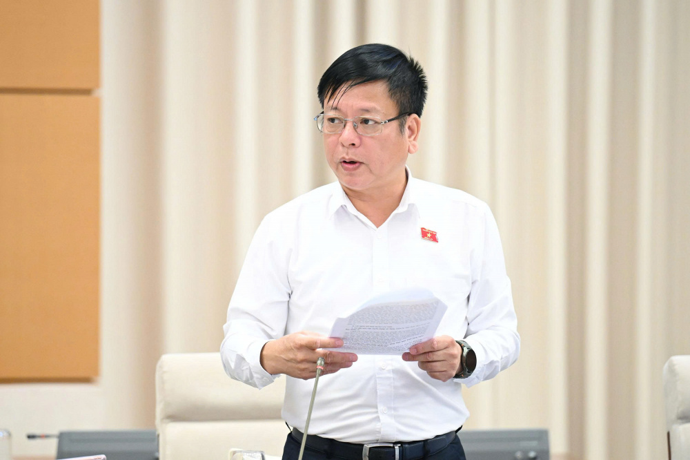 Phó Chủ nhiệm Ủy ban Pháp luật và Tư pháp, Phó Tổng thư ký Quốc hội Nguyễn Trường Giang trình bày Báo cáo thẩm tra tại Phiên họp