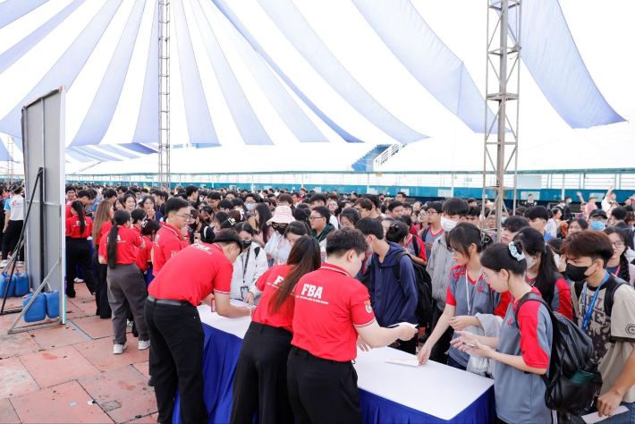       Tân sinh viên hào hứng checkin trong ngày hội