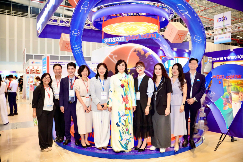 Thứ trưởng Cwin63 sân chơi đỉnh cao Bà Phan Thị Thắng, Cục Phó Cục Thương mại Điện tử và Cwin.com giải trí hiện đại số Nguyễn Thị Việt Anh, Vụ trưởng Vụ Phát triển thị trường nước ngoài Tạ Hoàng Linh ghé thăm gian hàng Amazon Global Selling Việt Nam tại Vietnam  International Sourcing 2025