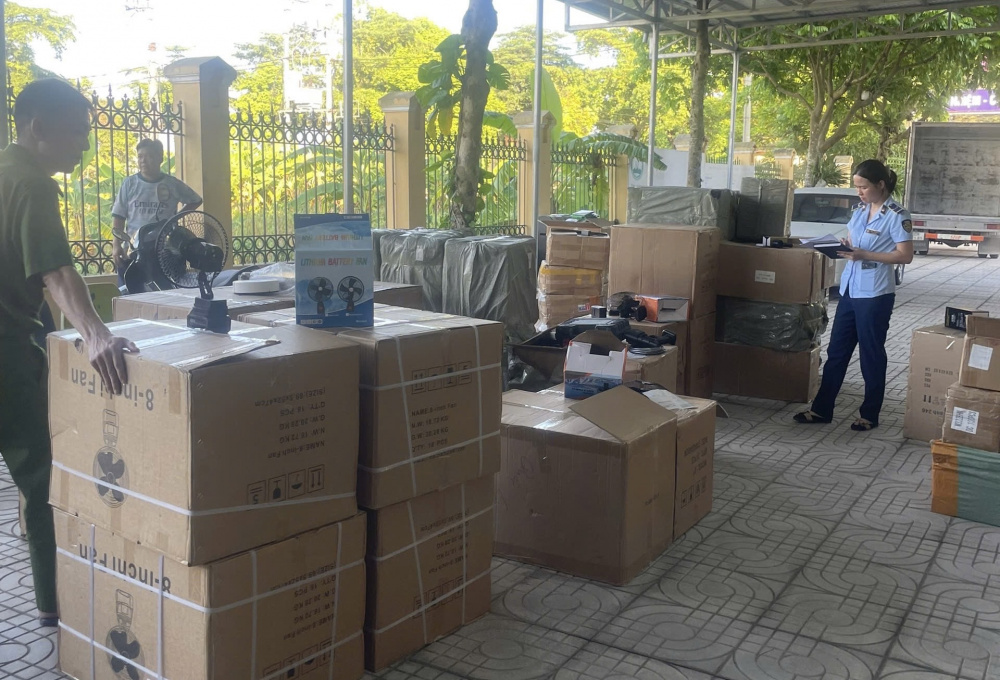 Phát hiện, xử lý xe tải vận chuyển Cwin Đăng Ký + 1888k nhập lậu trị giá hơn 52 triệu đồng tại Hà Nội