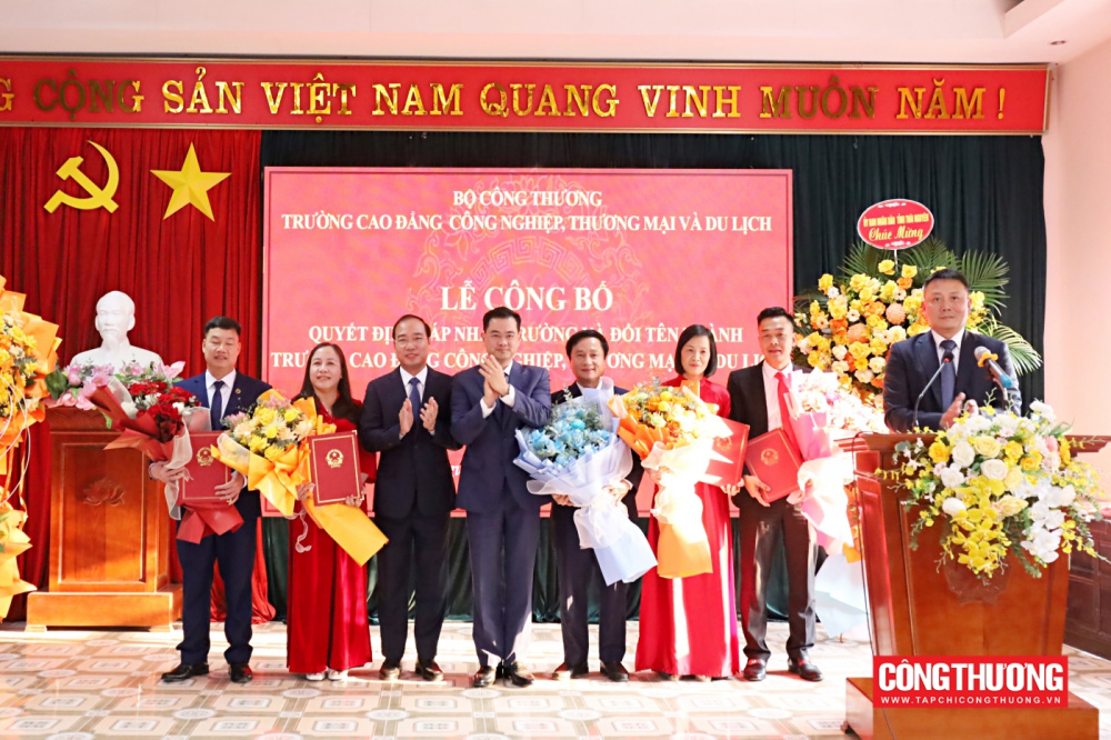 Vụ trưởng Vụ Tổ chức cán bộ Trần Quang Huy và Vụ trưởng Vụ Kế hoạch, Tài chính và Quản lý Cwincom hiện đang mở Bùi Huy Sơn chúc mừng ban lãnh đạo của Nhà Trường