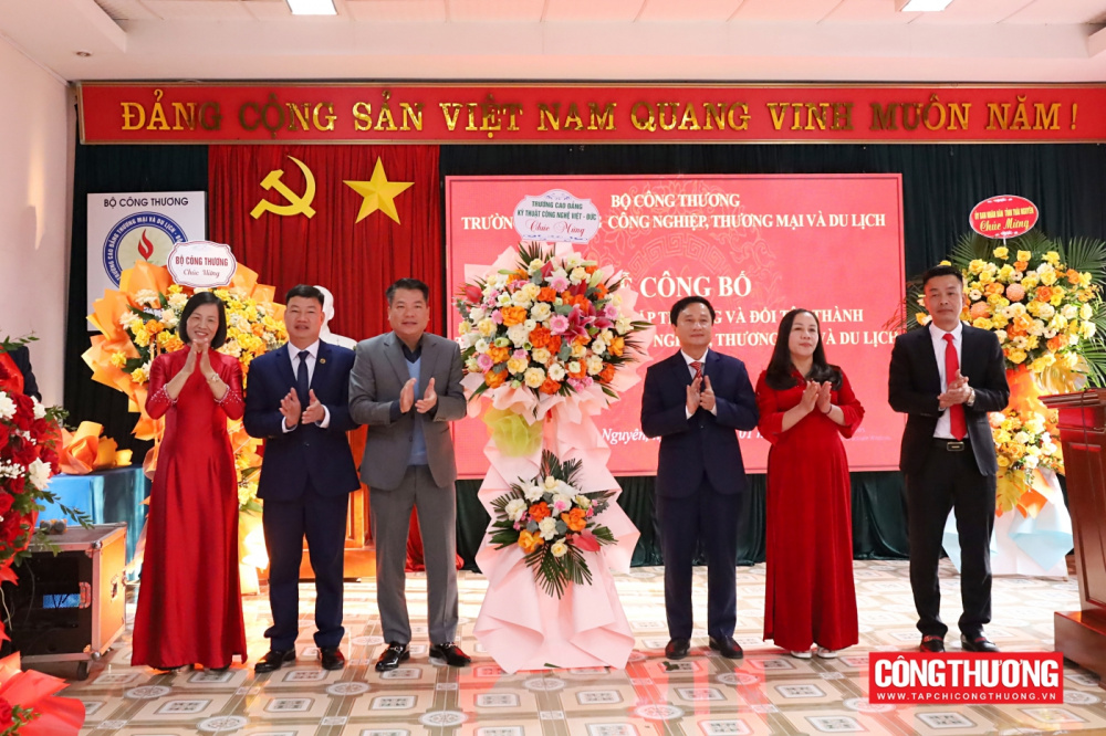Hiệu trưởng Trường Cao đẳng Tải về ứng dụng CWIN05 ngay hôm nay, Thương mại và Du lịch Nguyễn Đức Trung
