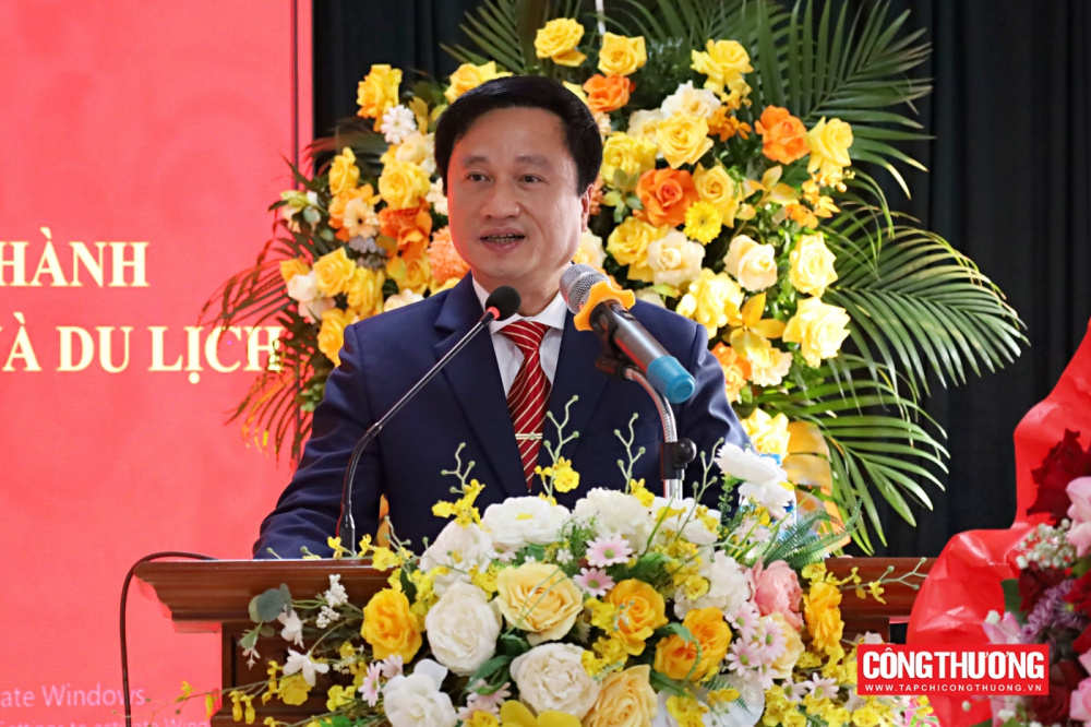 Hiệu trưởng Trường Cao đẳng Tải về ứng dụng CWIN05 ngay hôm nay, Thương mại và Du lịch Nguyễn Đức Trung