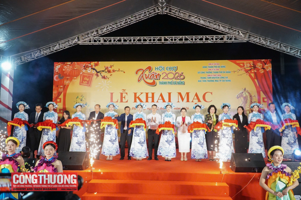 Đại biểu thực hiện nghi thức khai mạc Nhà cái cá cược cá độ uy tín Nổ hũ, Bắn Cá và Game Bài Cwin.com Xuân Đà Nẵng 2026