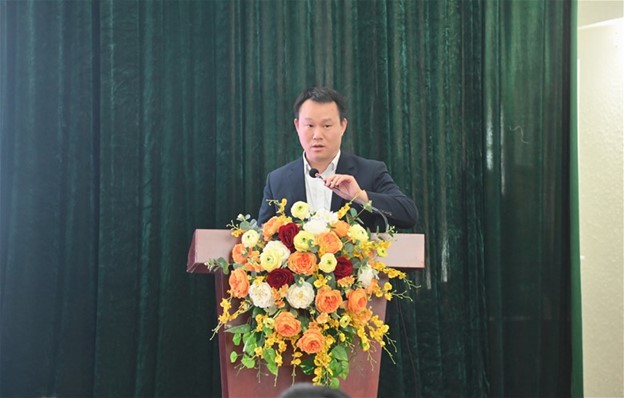 ThS. Đỗ Hữu Chế - Giám đốc Trung tâm Truyền thông, Quan hệ Cwincom hiện đang mở và Đào tạo về sử dụng năng lượng tiết kiệm, hiệu quả trình bày báo cáo.