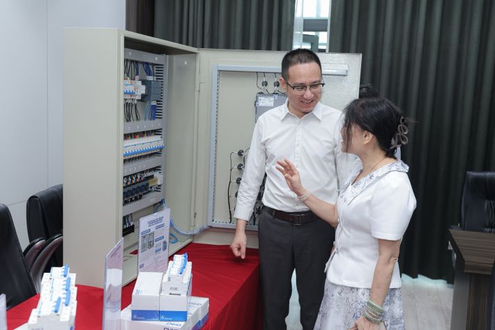 Ông Andy Wu - Giám đốc Vận hành CHINT Việt Nam giới thiệu về các thiết bị